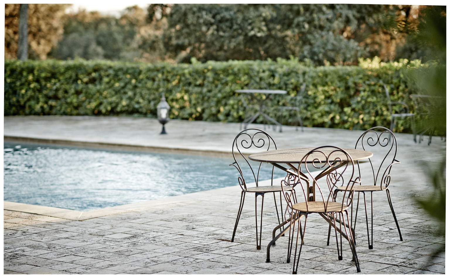 Table au bord de la piscine